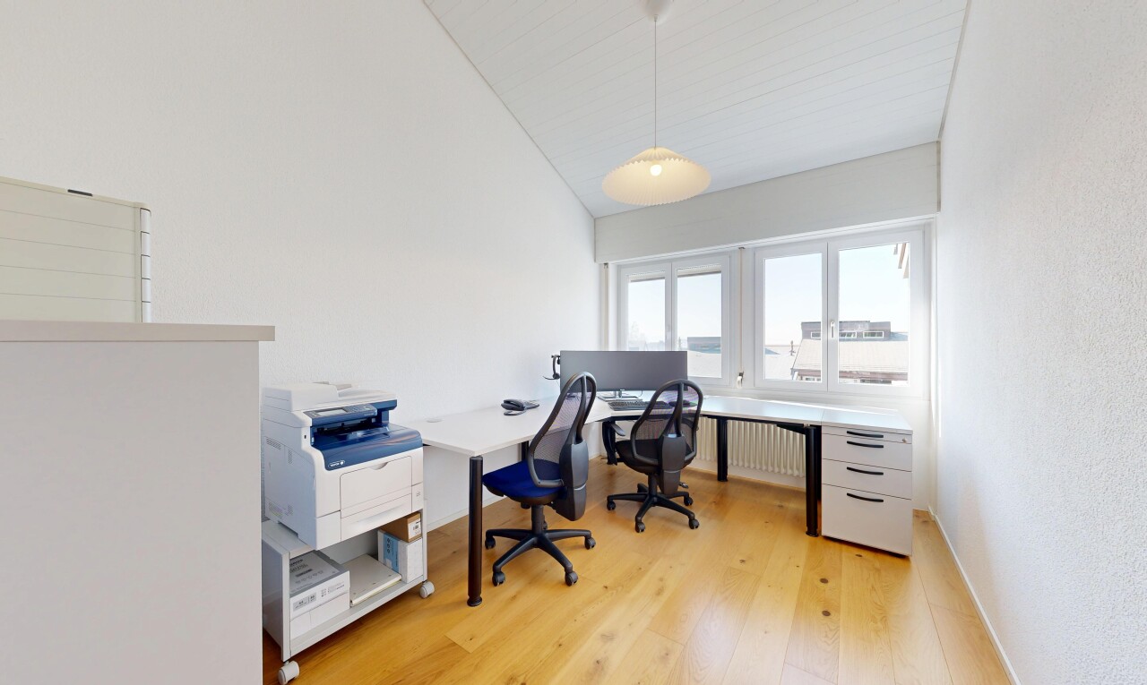 büro mit bürobereich, holzfußboden, wood finish floor, natürliches licht, und natural light