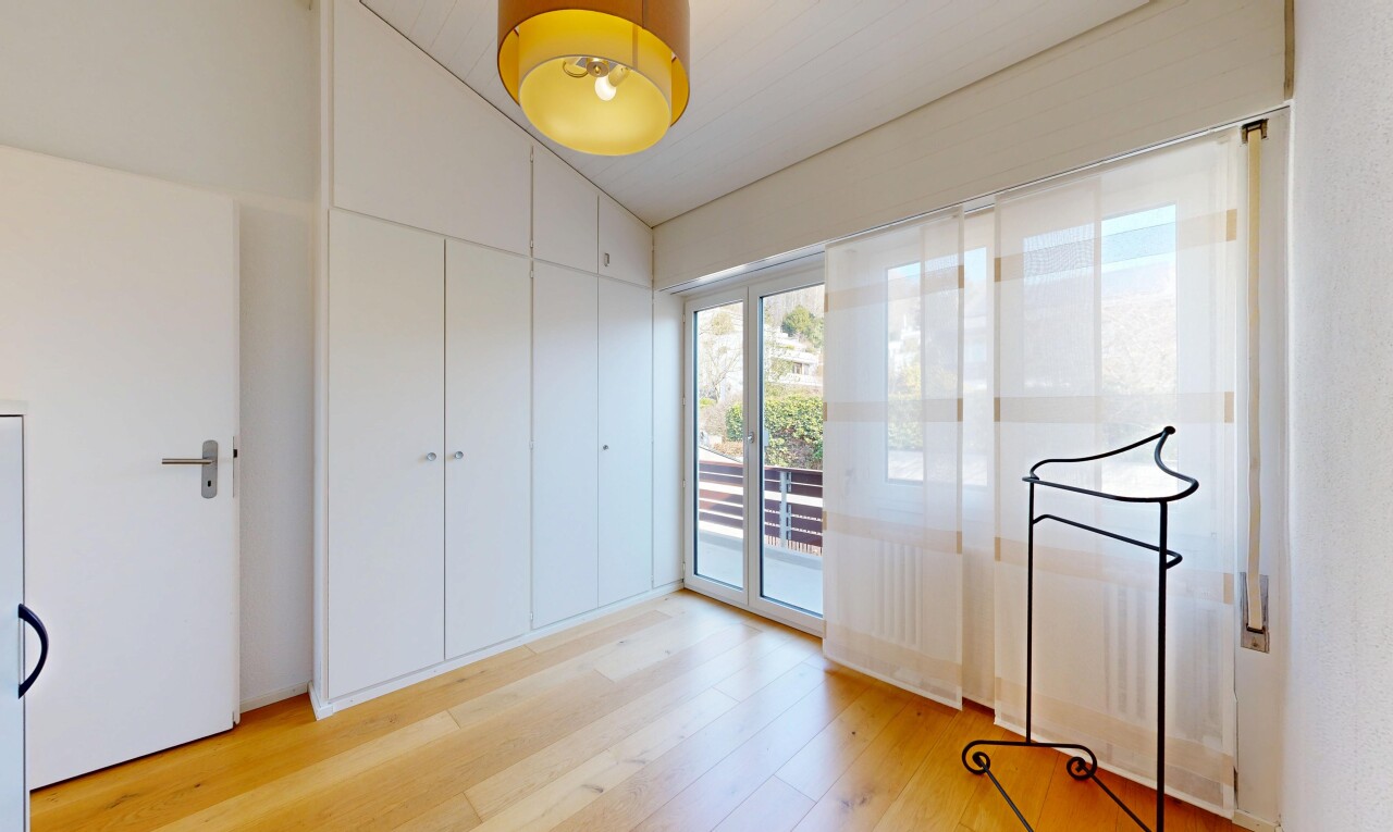 leerer raum mit wood finish floor, holzfußboden, natural light, natürliches licht, und inside property
