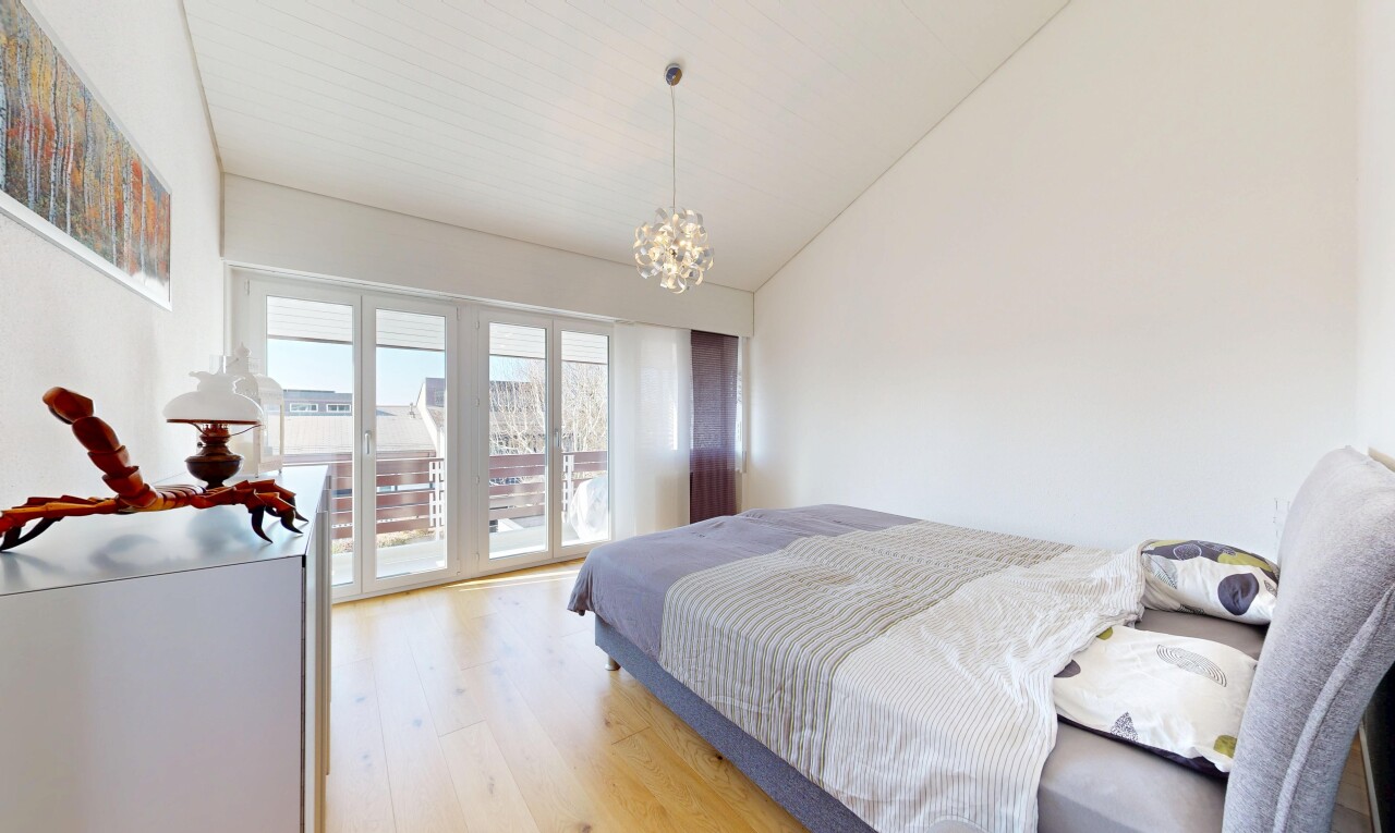 zimmer / schlafzimmer mit holzfußboden, wood finish floor, außenzugang, dachschräge, und vaulted ceiling