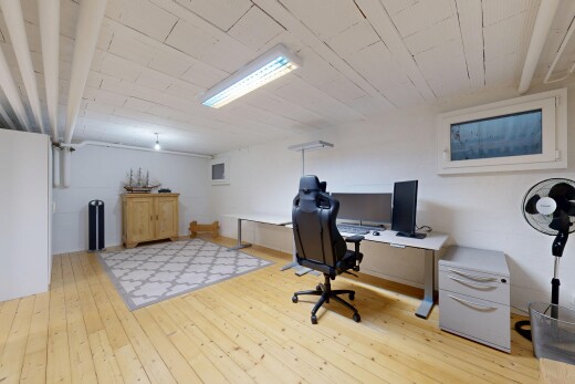bureau avec hardwood floor, sol en finition bois, wood finish floor, télévision, et inside property