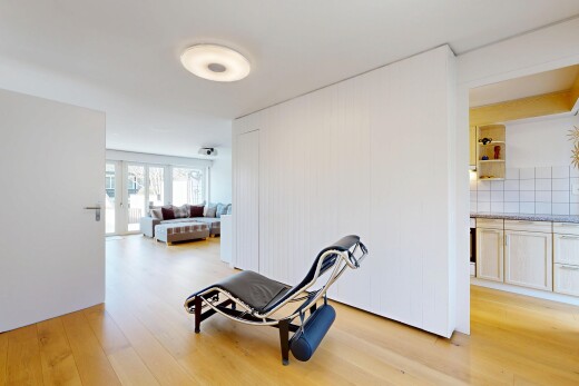 couloir avec wood finish floor, sol en finition bois, light floor, natural light, et lumière naturelle