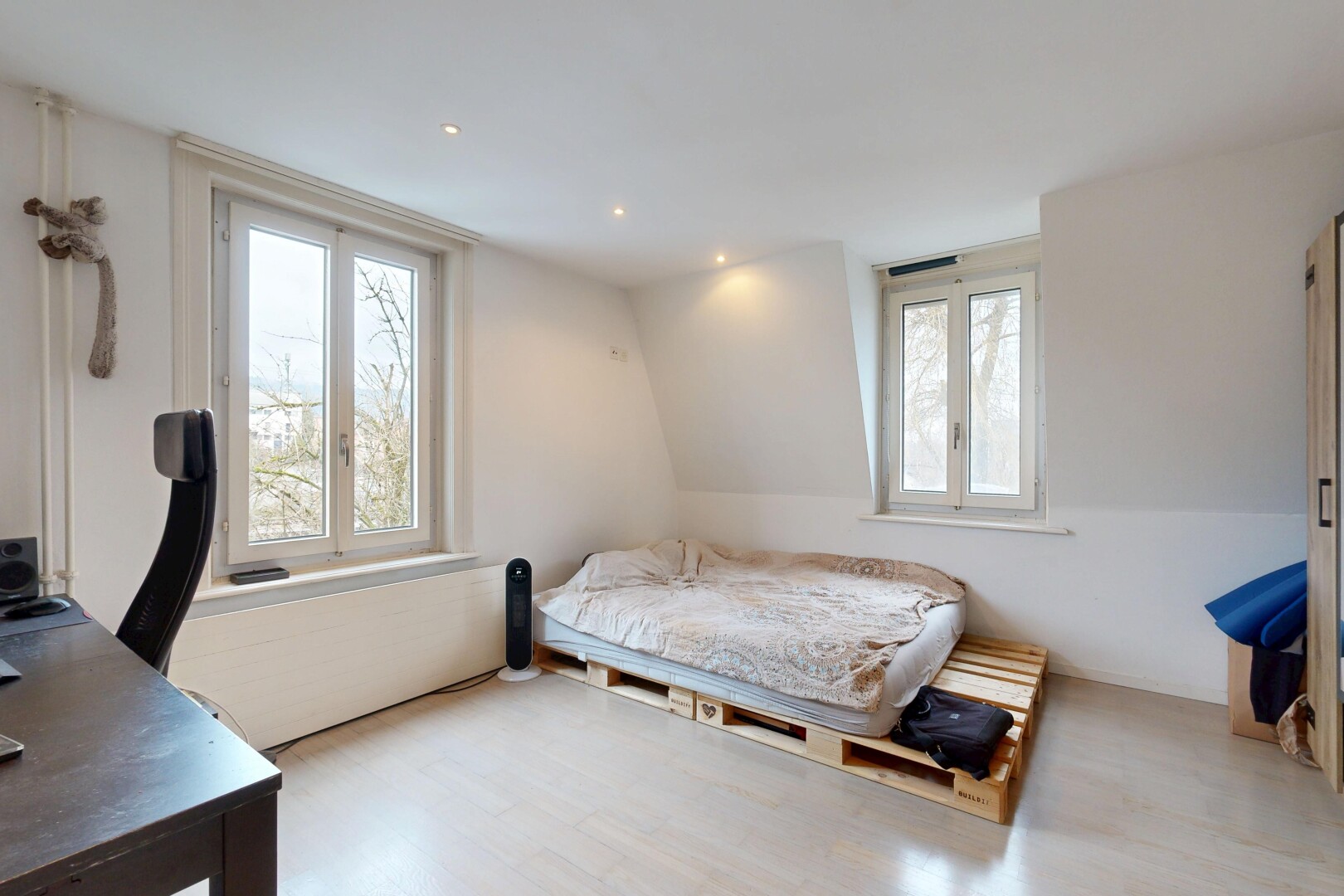 chambre avec inside property, lumière naturelle, natural light, sol en finition bois, et wood finish floor