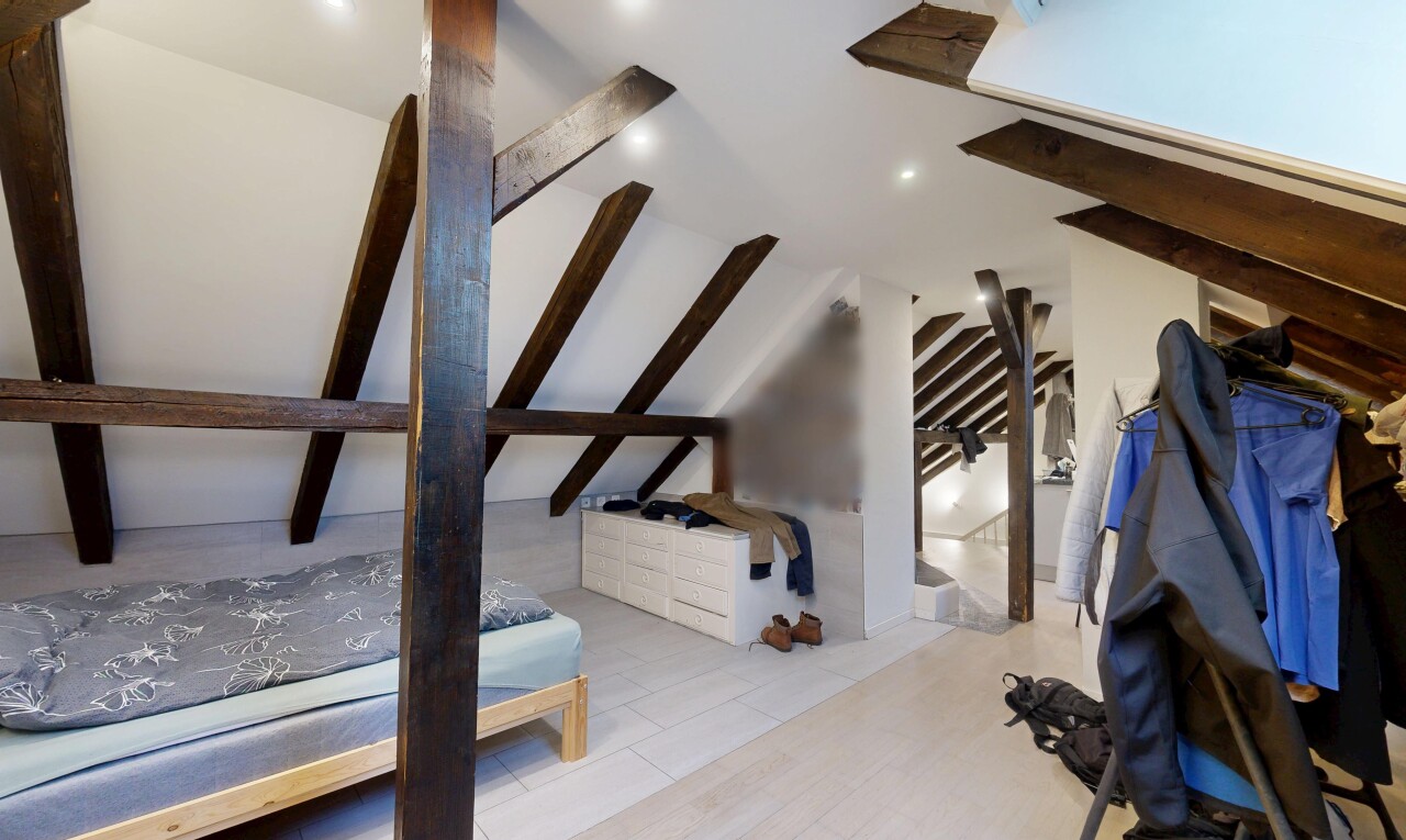 chambre avec inside property, plafond voûté, vaulted ceiling, plafond à poutres, et beamed ceiling