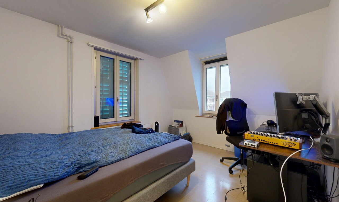 chambre avec cloison sèche, drywall, inside property, télévision, et lumière naturelle
