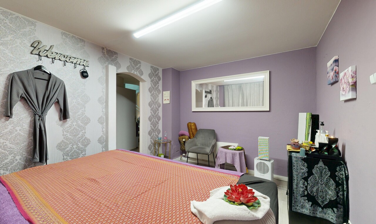 chambre avec inside property, plinthes murales, et baseboards wall