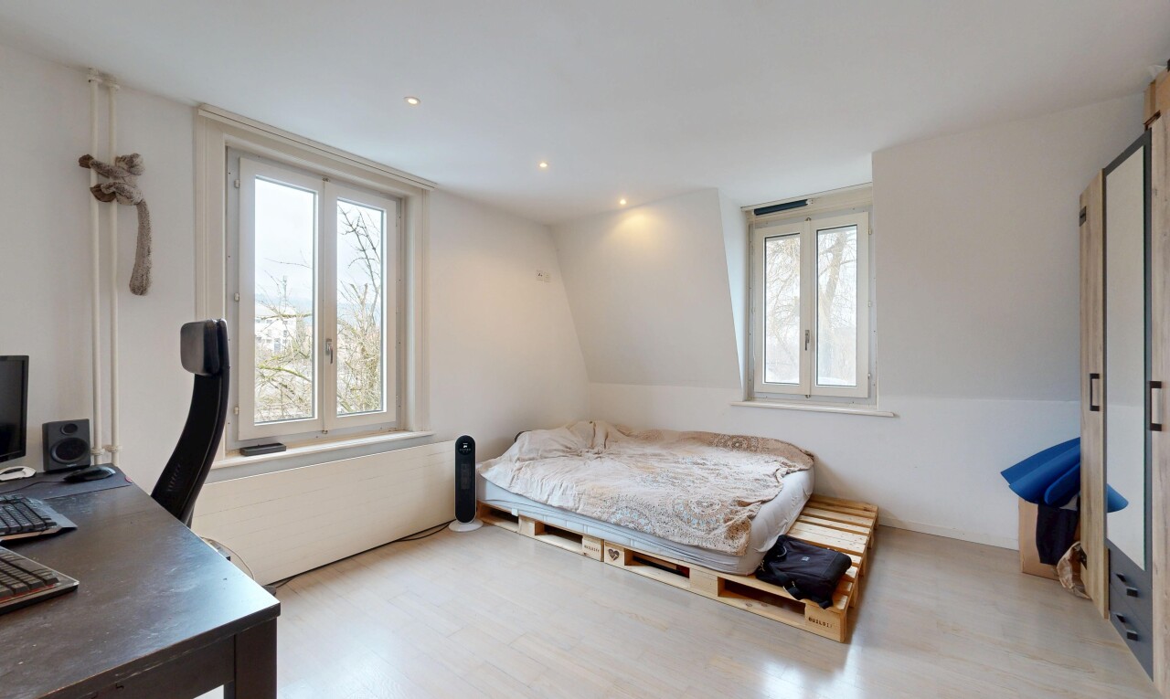 chambre avec inside property, lumière naturelle, natural light, sol en finition bois, et wood finish floor