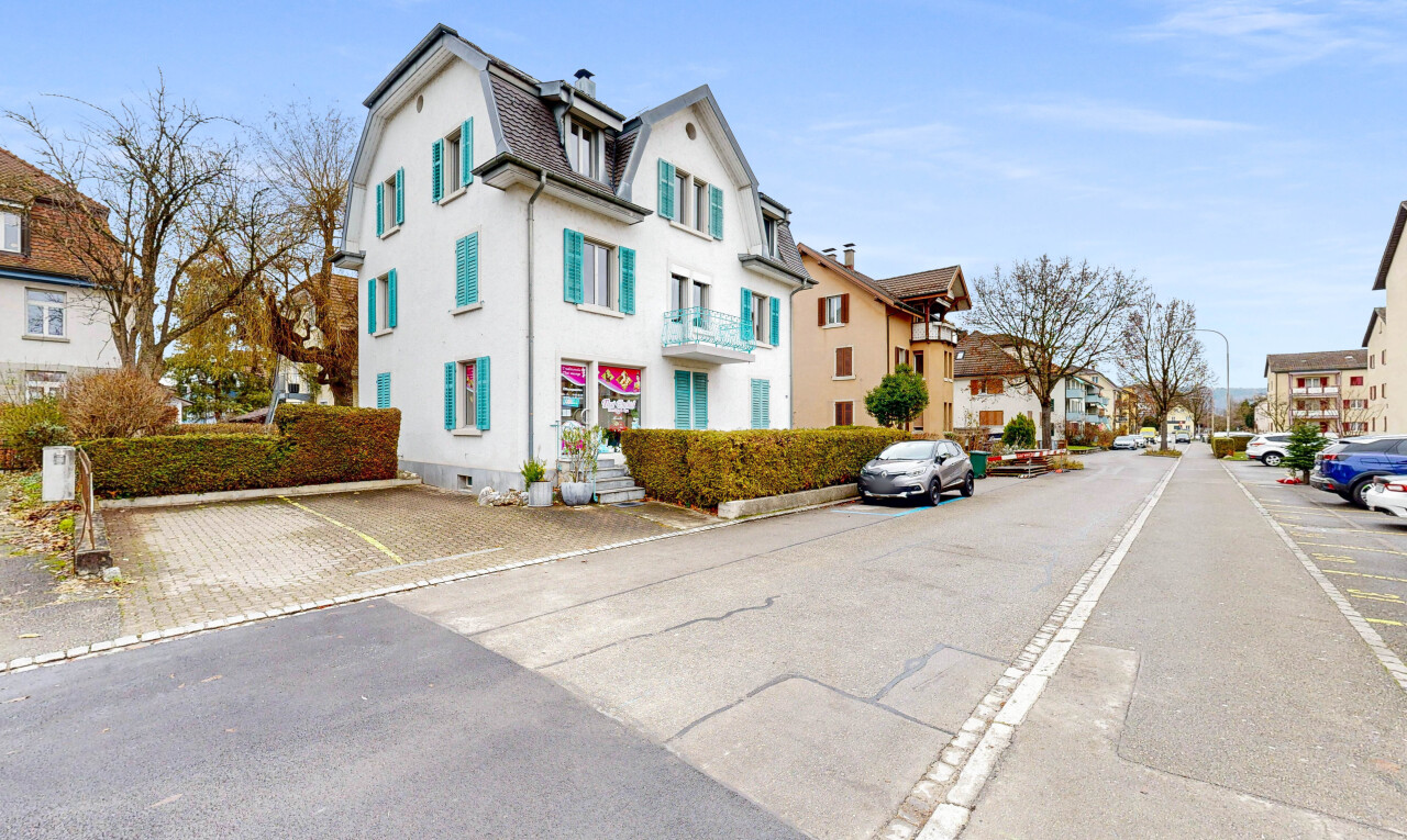 façade avec day time, toit mansardé, fondation en béton, vue résidentielle, et residential view