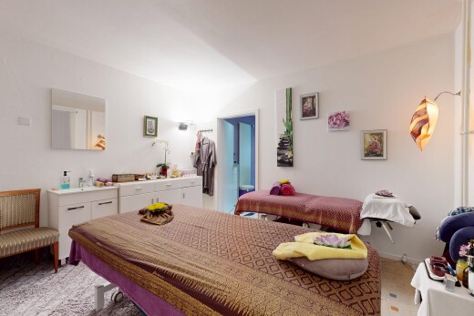 zimmer / schlafzimmer mit gipskartonwand, drywall, inside property, teppich, und carpet