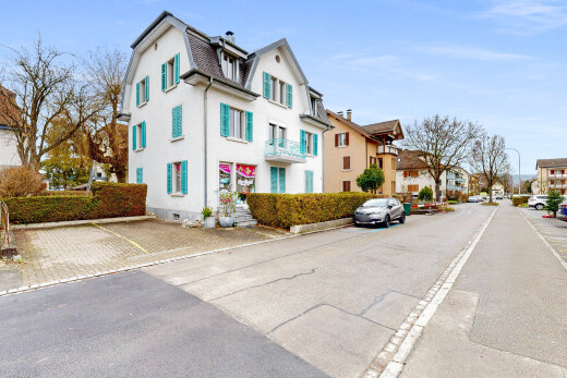 außenansicht mit day time, dachgaube, betonfundament, wohngebietblick, und residential view