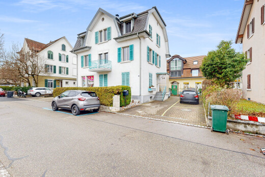 façade avec day time, toit mansardé, parking, residential view, et vue résidentielle