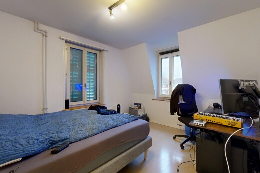 zimmer / schlafzimmer mit gipskartonwand, drywall, inside property, fernseher, und natürliches licht