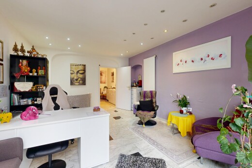 salon avec inside property, espace bureau, éclairage encastré, recessed lighting, et cloison sèche