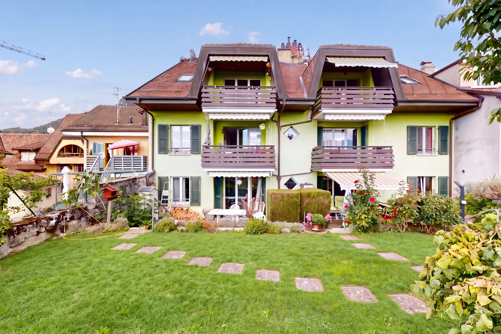 außenansicht mit balkon, markise, rasen, stuckverkleidung, und day time