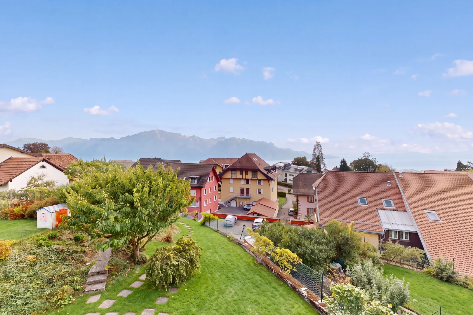 außenansicht mit drone view, rasen, und day time