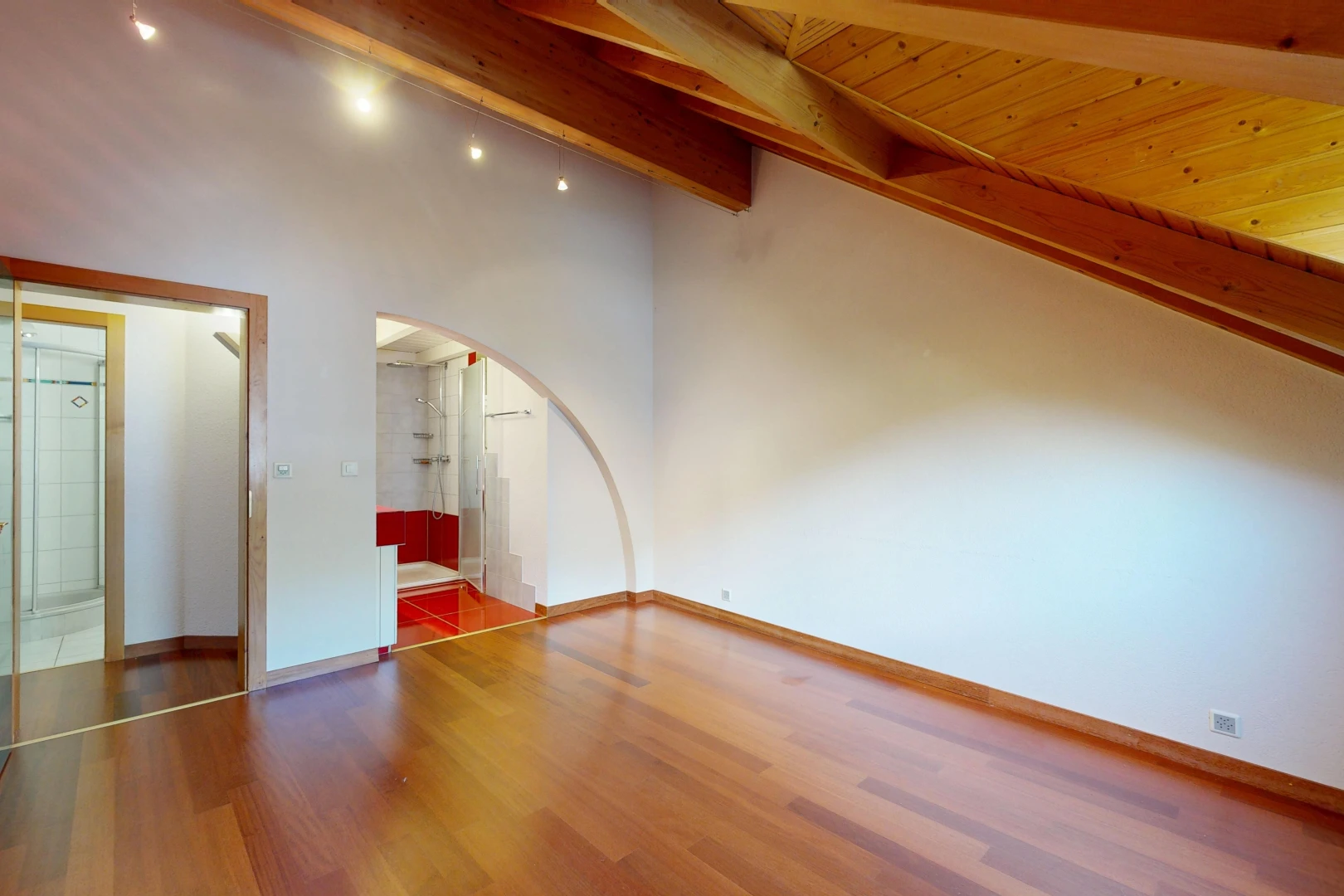 leerer raum mit deckenbeleuchtung, drywall, gipskartonwand, gewölbte gehwege, und high end ceiling