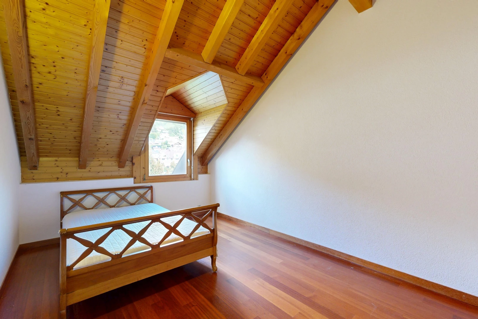 zimmer / schlafzimmer mit beamed ceiling, balkendecke, high end ceiling, wood ceiling, und holzdecke