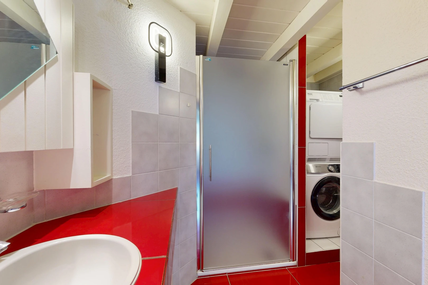 bad mit dusche, waschbecken, komplettes badezimmer, inside property, und spiegel