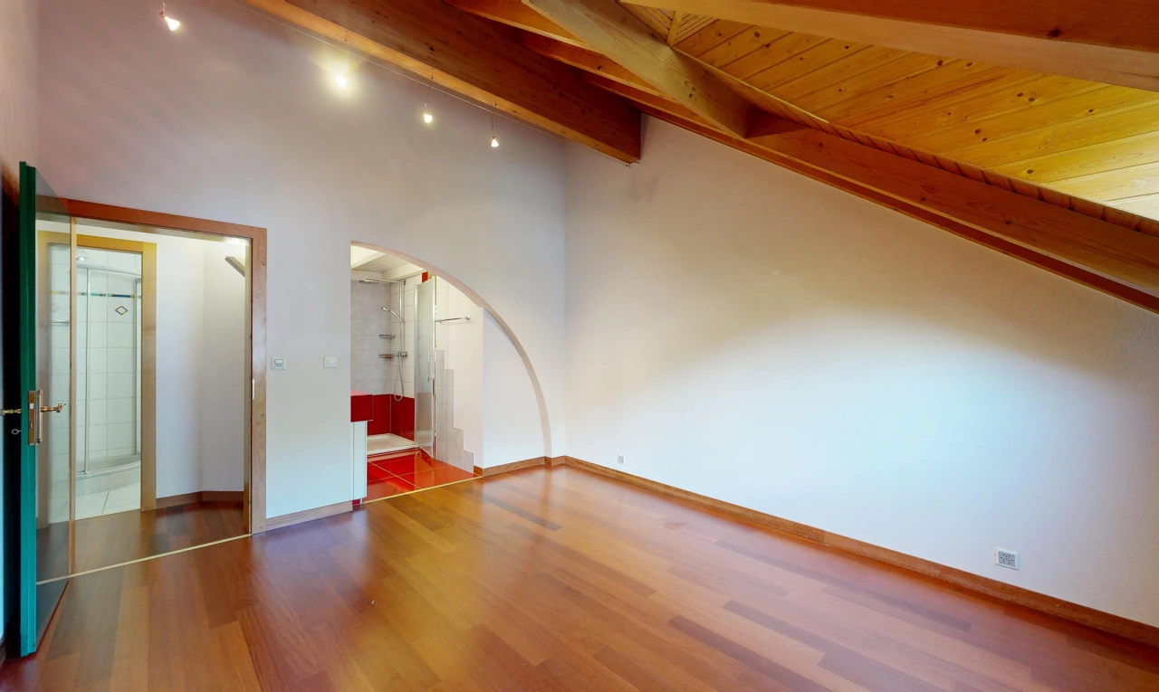 leerer raum mit deckenbeleuchtung, drywall, gipskartonwand, gewölbte gehwege, und high end ceiling