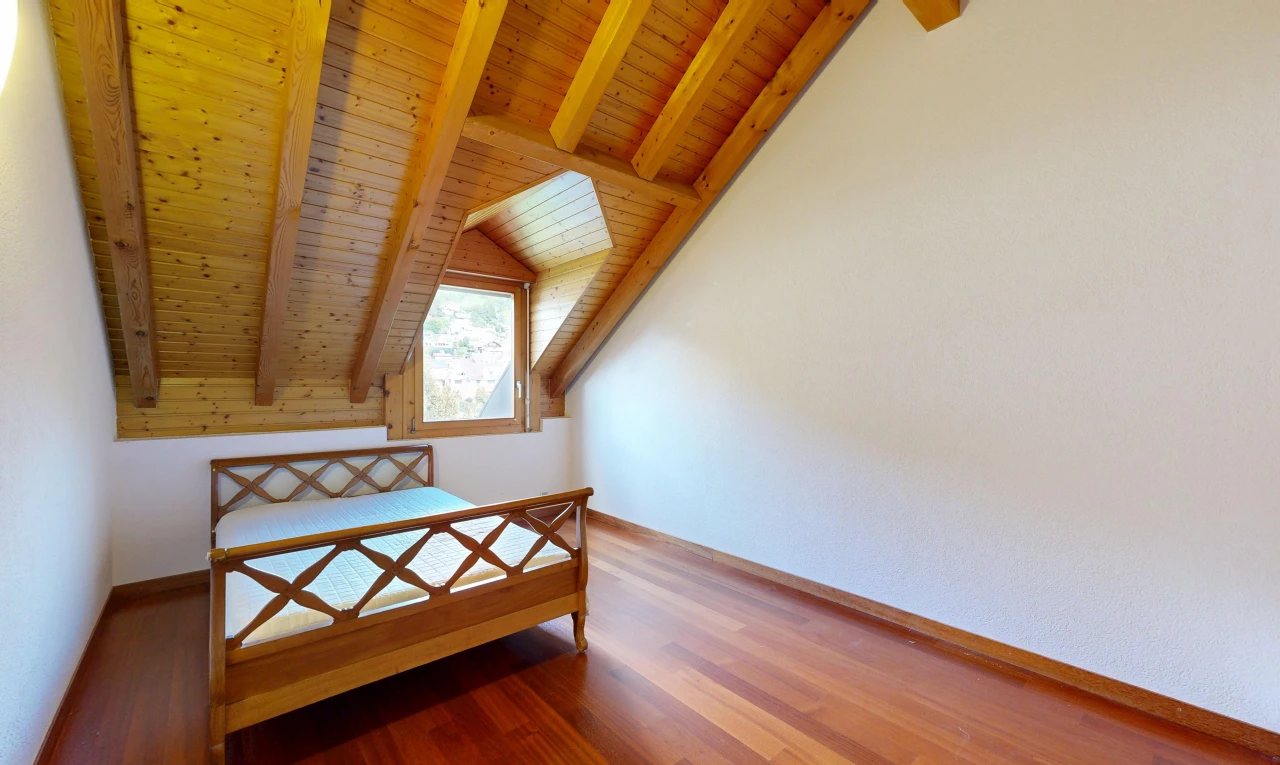 zimmer / schlafzimmer mit beamed ceiling, balkendecke, high end ceiling, wood ceiling, und holzdecke