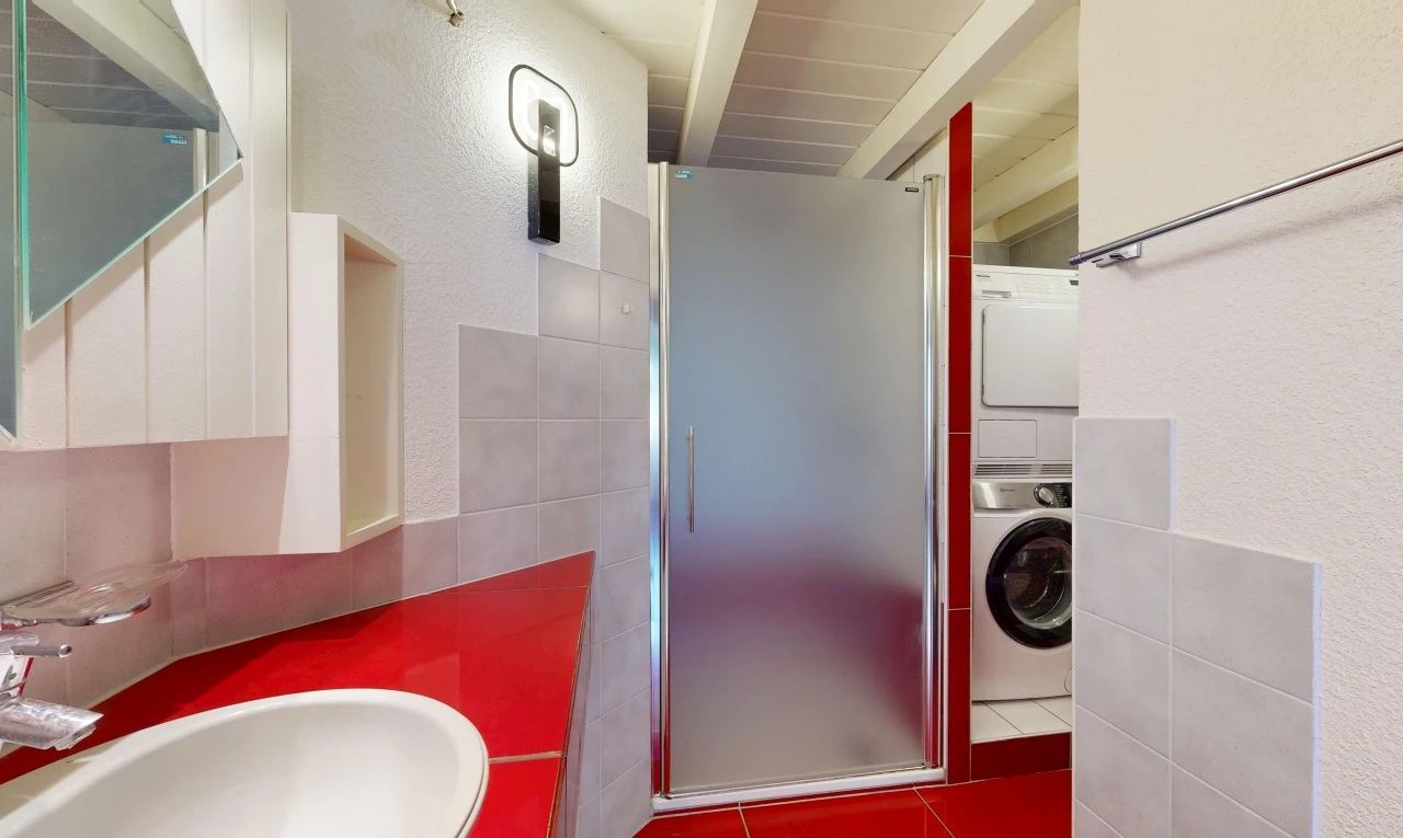 bad mit dusche, waschbecken, komplettes badezimmer, inside property, und spiegel