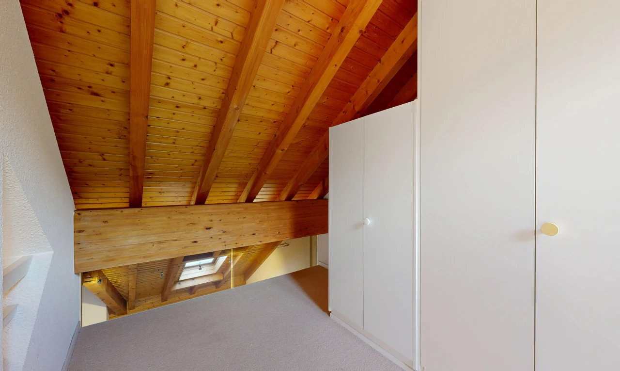 zimmer / schlafzimmer mit balkendecke, beamed ceiling, dachschräge, vaulted ceiling, und high end ceiling