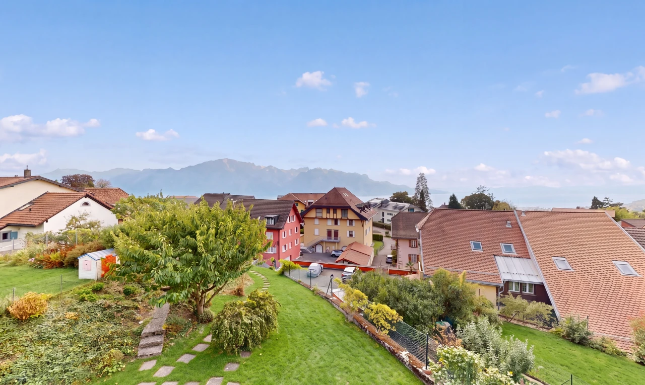 außenansicht mit drone view, rasen, und day time