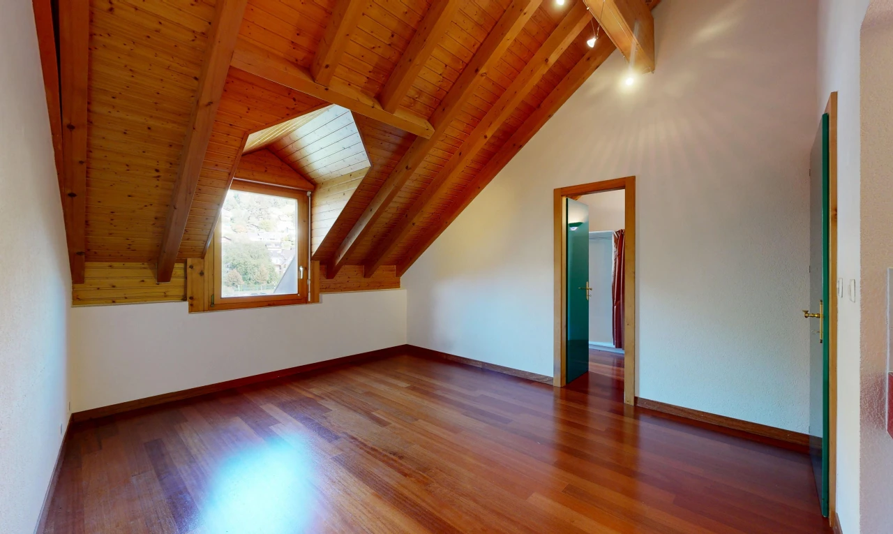 leerer raum mit deckenbeleuchtung, balkendecke, beamed ceiling, high end ceiling, und gipskartonwand