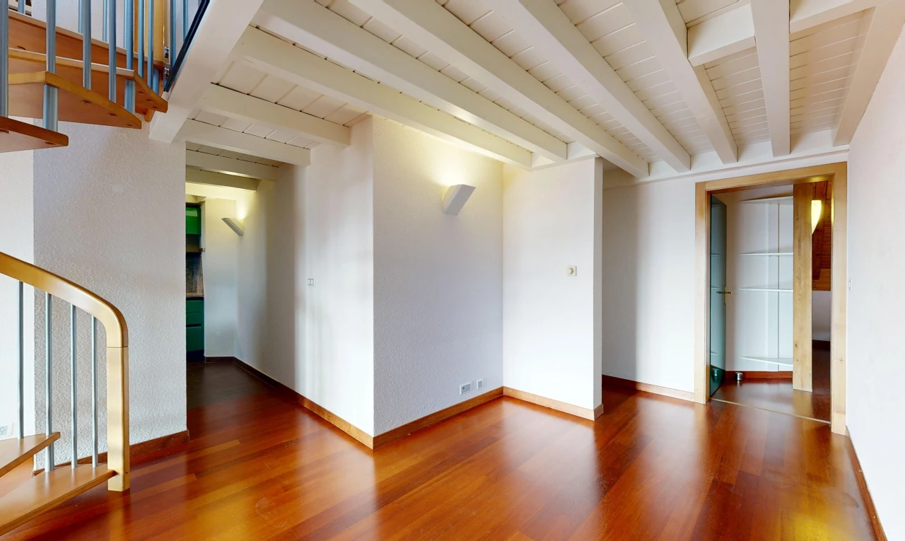 leerer raum mit treppen, beamed ceiling, balkendecke, inside property, und baseboards wall