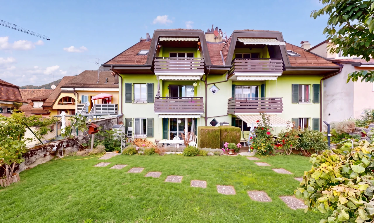 außenansicht mit balkon, markise, rasen, stuckverkleidung, und day time