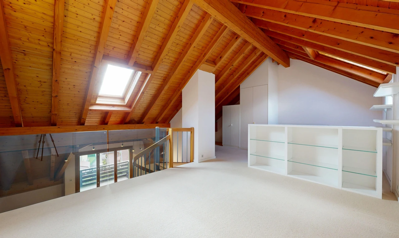 leerer raum mit eingebaute regale, treppen, vaulted ceiling, dachschräge, und dachfenster