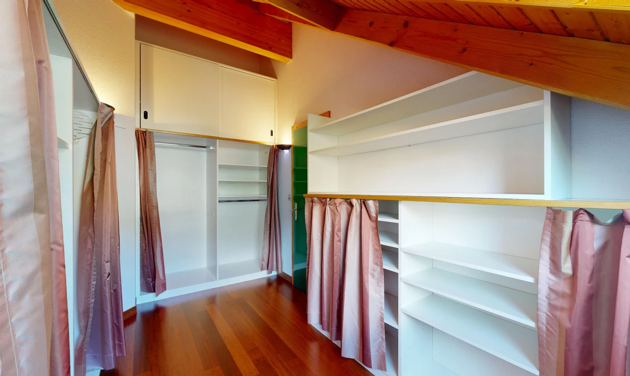 begehbarer kleiderschrank mit begehbarer kleiderschrank, high end ceiling, holzfußboden, wood finish floor, und dark floor
