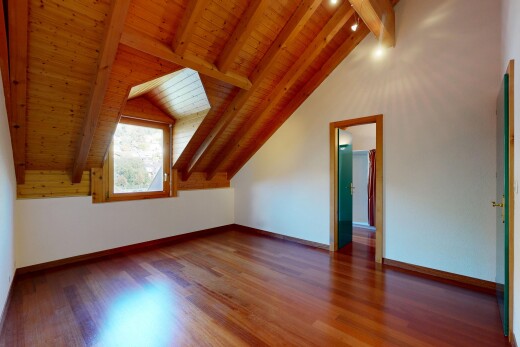 pièce vide avec éclairage sur rail, plafond à poutres, beamed ceiling, high end ceiling, et cloison sèche
