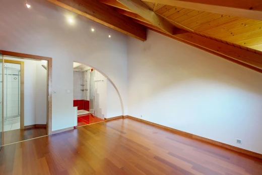 leerer raum mit deckenbeleuchtung, drywall, gipskartonwand, gewölbte gehwege, und high end ceiling