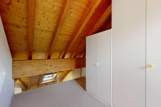 zimmer / schlafzimmer mit balkendecke, beamed ceiling, dachschräge, vaulted ceiling, und high end ceiling