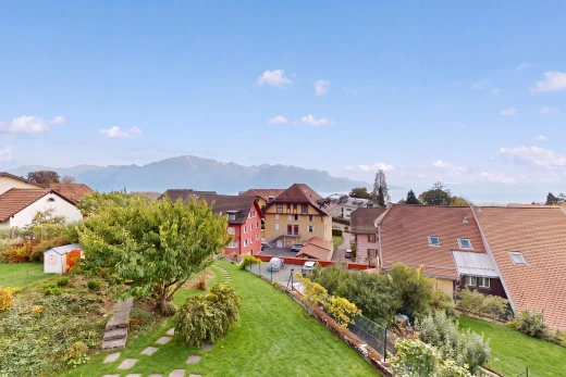 außenansicht mit drone view, rasen, und day time