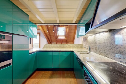 cuisine avec light countertops, plaque de cuisson, beamed ceiling, plafond à poutres, et évier