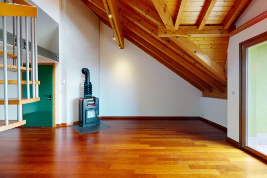 pièce vide avec éclairage sur rail, wood ceiling, plafond en bois, beamed ceiling, et plafond à poutres