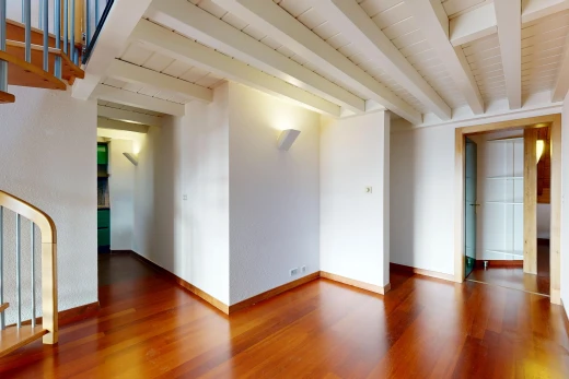 leerer raum mit treppen, beamed ceiling, balkendecke, inside property, und baseboards wall