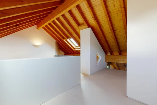 leerer raum mit dachschräge, vaulted ceiling, kathedralendecke, cathedral ceiling, und dachfenster