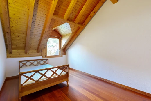zimmer / schlafzimmer mit beamed ceiling, balkendecke, high end ceiling, wood ceiling, und holzdecke
