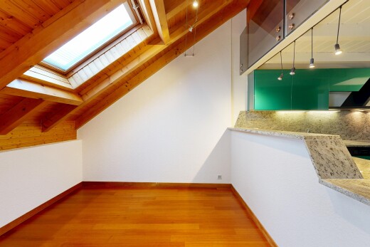 pièce vide avec wood ceiling, plafond en bois, puits de lumière, drywall, et cloison sèche