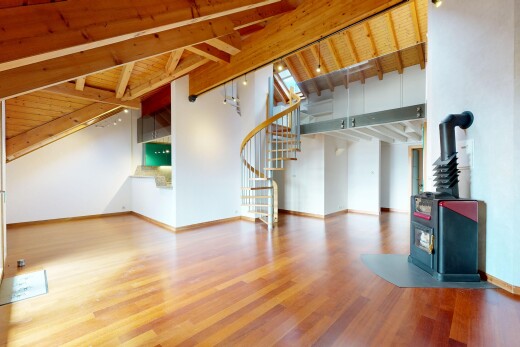 pièce vide avec poêle à bois, escaliers, éclairage sur rail, wood ceiling, et plafond en bois