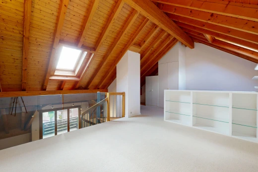 leerer raum mit eingebaute regale, treppen, vaulted ceiling, dachschräge, und dachfenster