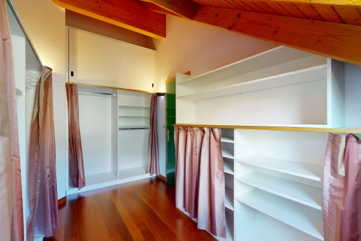 begehbarer kleiderschrank mit begehbarer kleiderschrank, high end ceiling, holzfußboden, wood finish floor, und dark floor