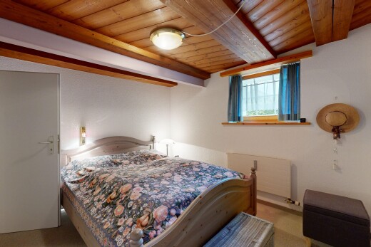 zimmer / schlafzimmer mit holzdecke, wood ceiling, natürliches licht, natural light, und inside property