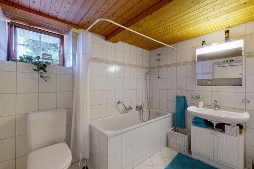 bad mit fliesenwand, tile wall, inside property, spiegel, und toilette