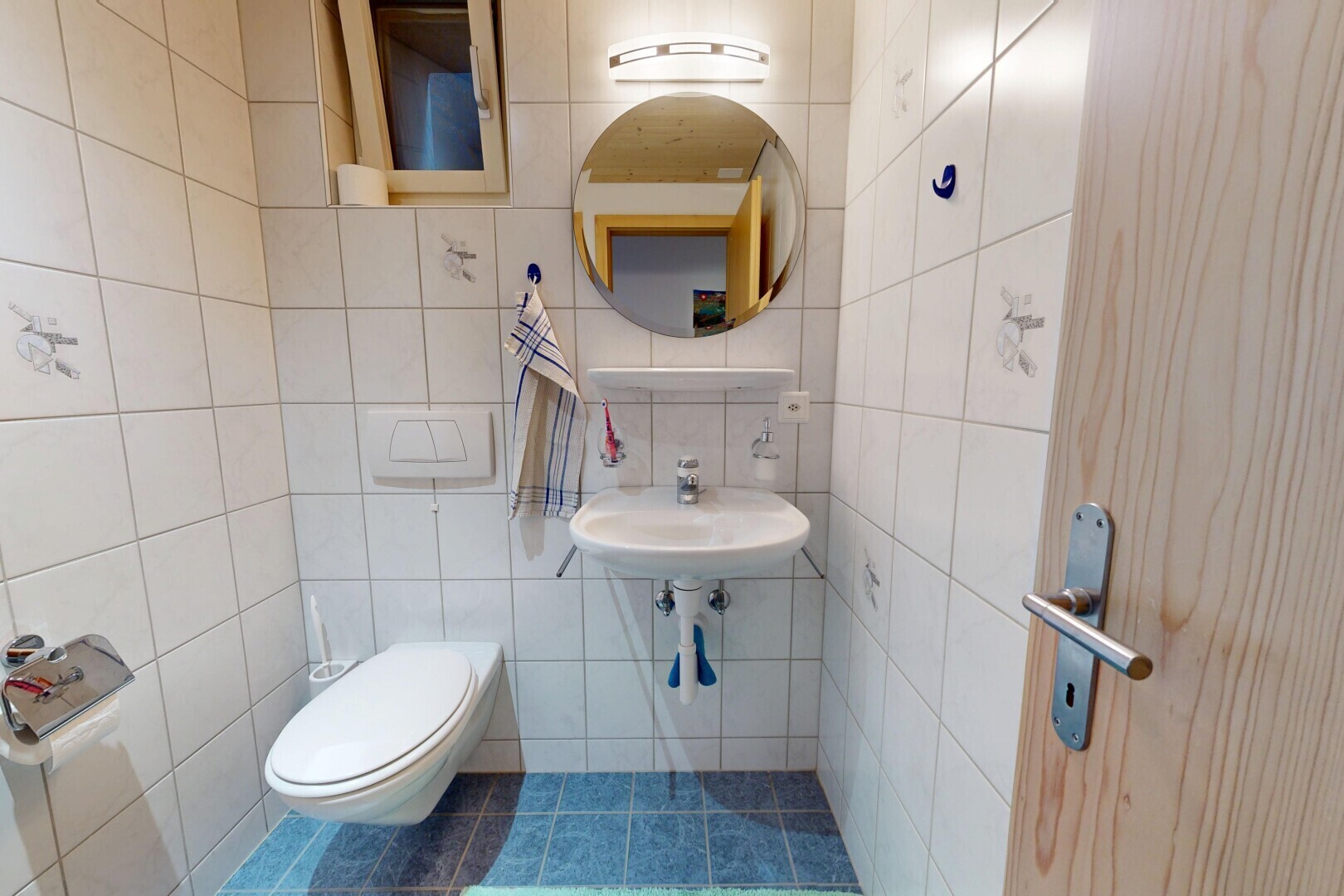 bad mit spiegel, gäste-wc, fliesenwand, tile wall, und inside property