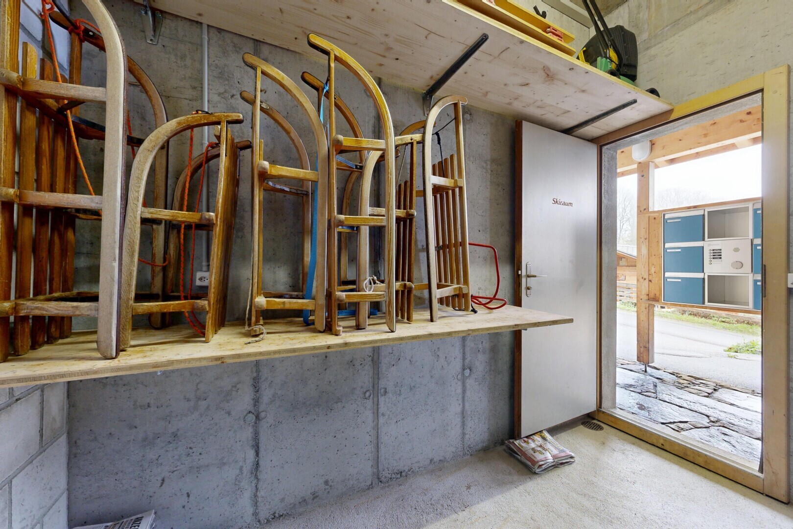 einzelheiten mit concrete wall, betonmauer, interior, wall / siding, und floor