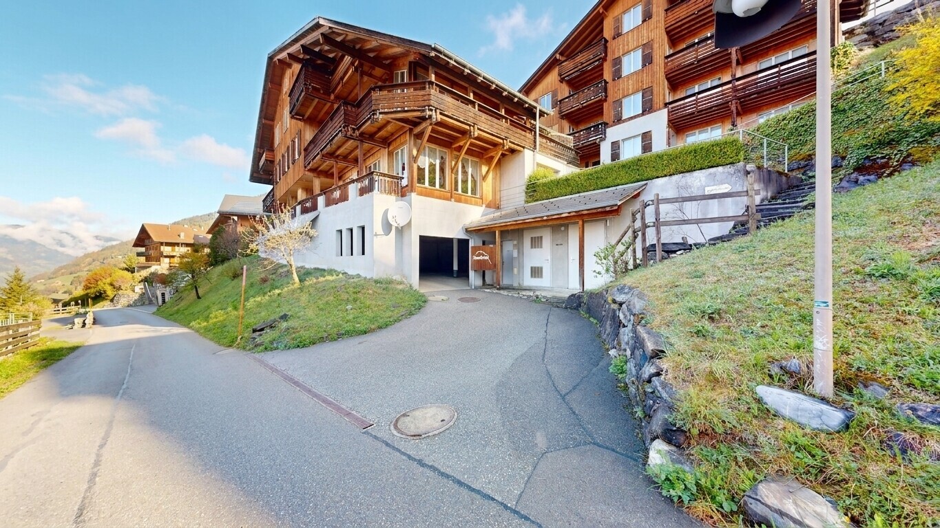 außenansicht mit day time, eingebaute garage, und balkon