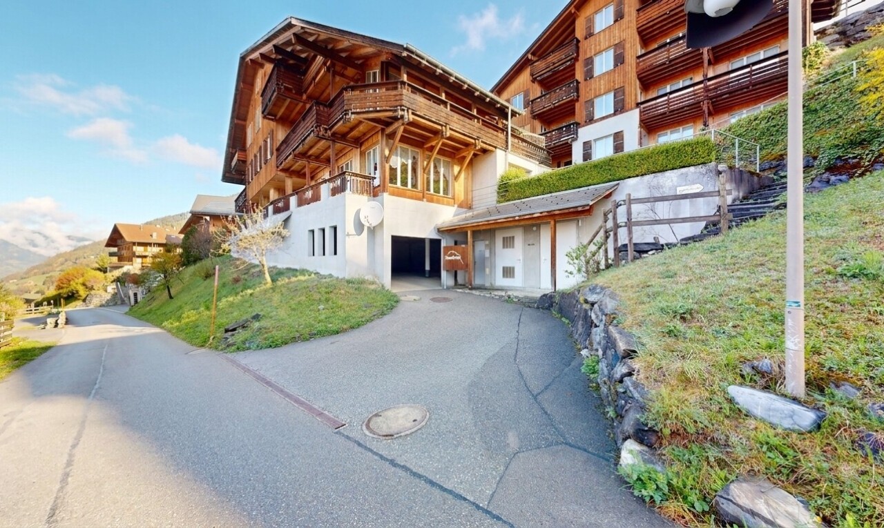 außenansicht mit day time, eingebaute garage, und balkon